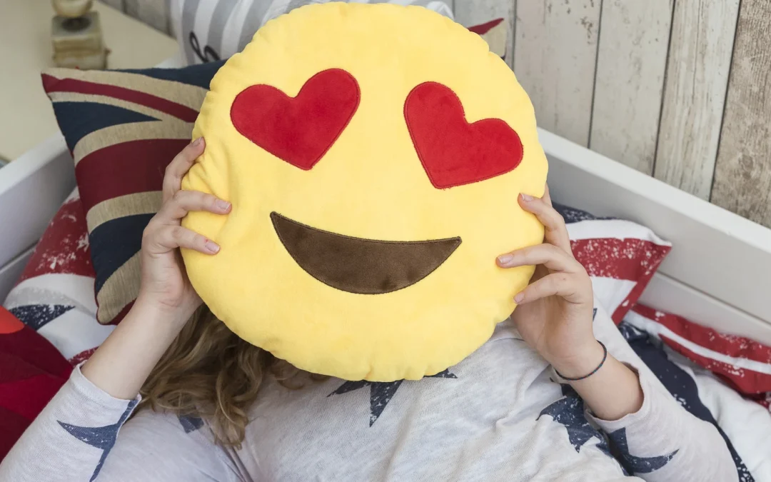 Emoticons op kinderfoto’s worden makkelijk weggehaald door AI. Dit kun je doen om misbruik tegen te gaan